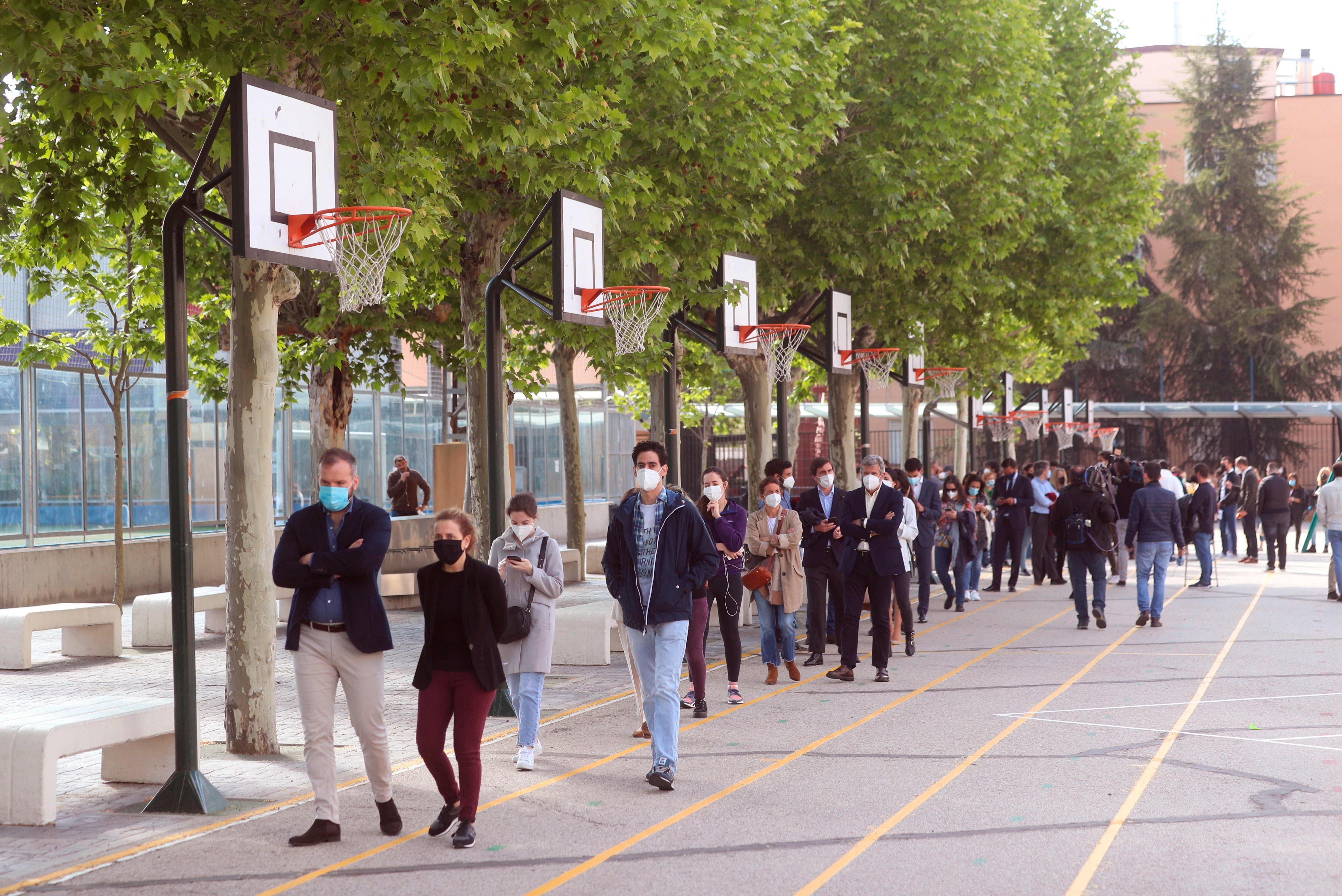 Mesa de redacción: Madrid vota entre colas, mascarillas y Sophia, la robot Mesa de redacción: Madrid vota entre colas, mascarillas y Sophia, la robot