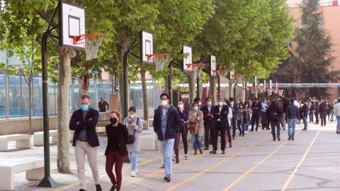 Colas para votar en el Colegio San Agust&iacute;n, Madrid