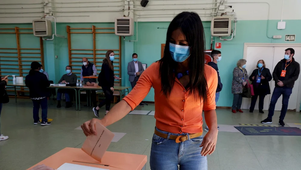 La vicealcaldesa de Madrid y portavoz de Ciudadanos, Begoña Villacís, vota para las elecciones autonómicas en el colegio Asunción Rincón, en Chamberí