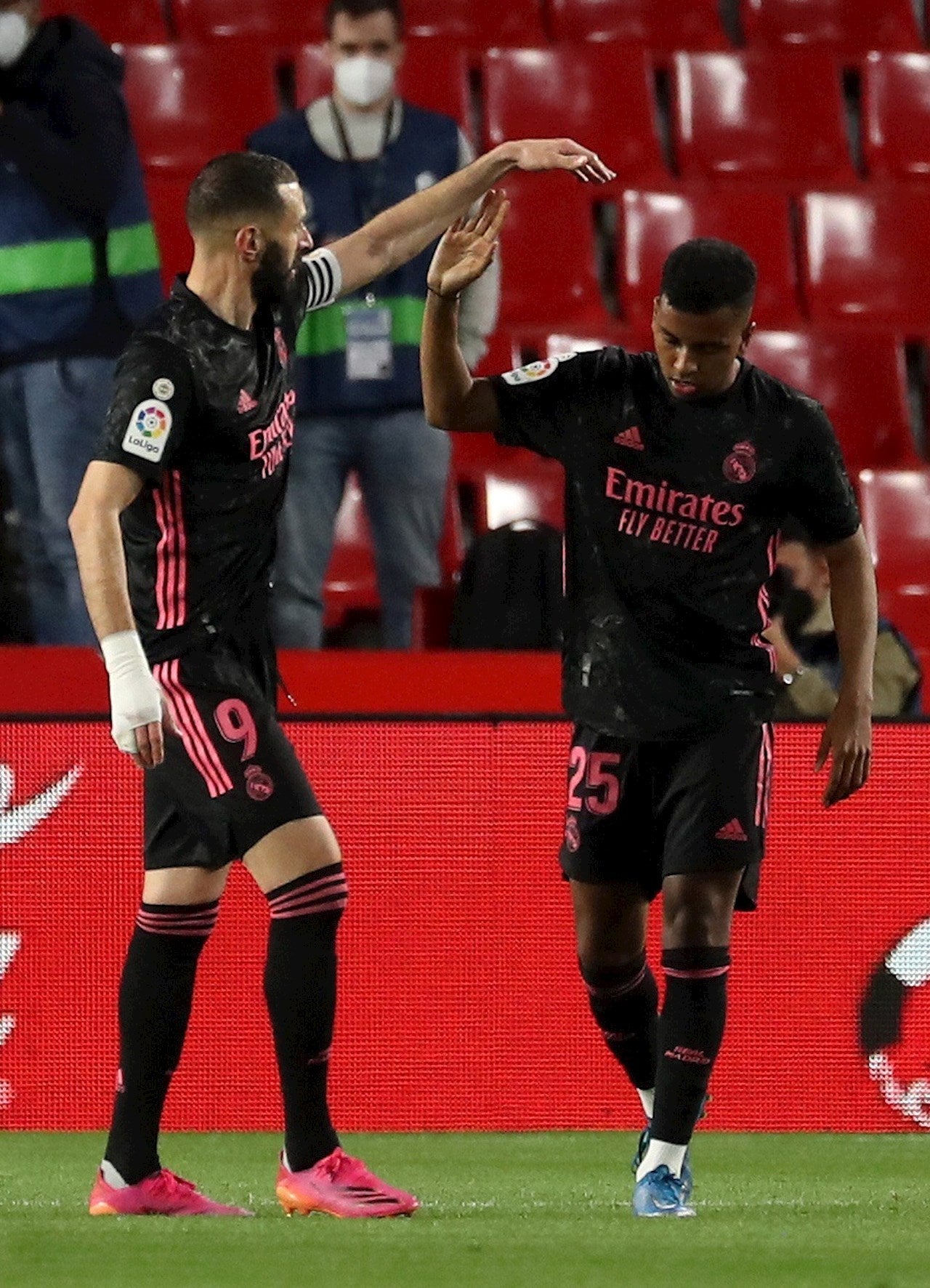 El Real Madrid no falla en Granada y se agarra a la lucha por LaLiga El Real Madrid no falla en Granada y se agarra a la lucha por LaLiga