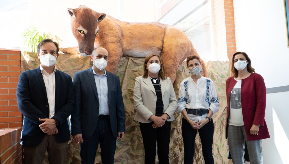 La consejera, en el centro, durante su visita este jueves