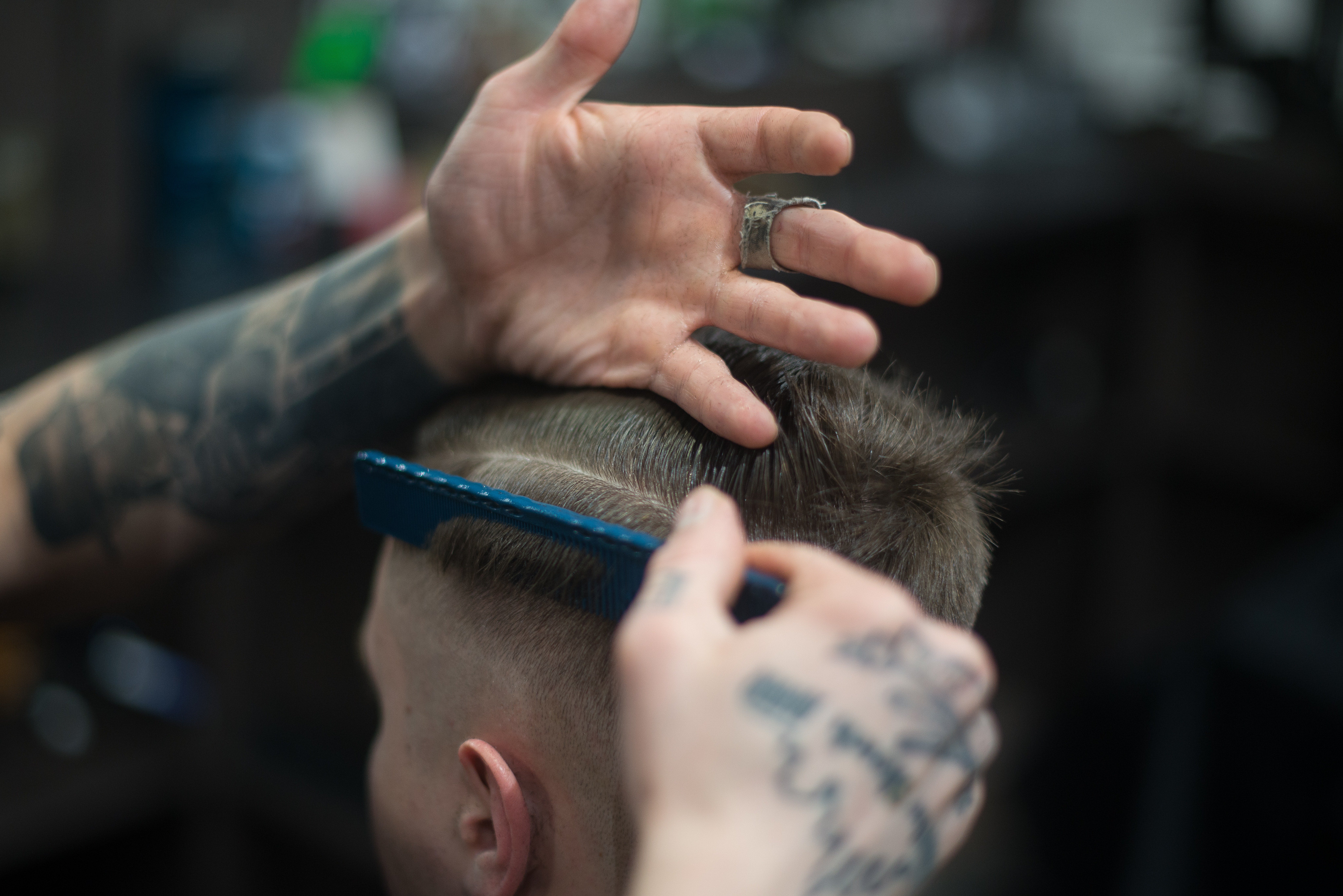 La 'Chacha Marimacha' le corta el pelo a Alsina siguiendo la moda de Pablo Iglesias La 'Chacha Marimacha' le corta el pelo a Alsina siguiendo la moda de Pablo Iglesias