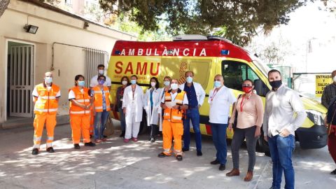 Rafa Mas junto a los trabajadores del CICU-Alicante 