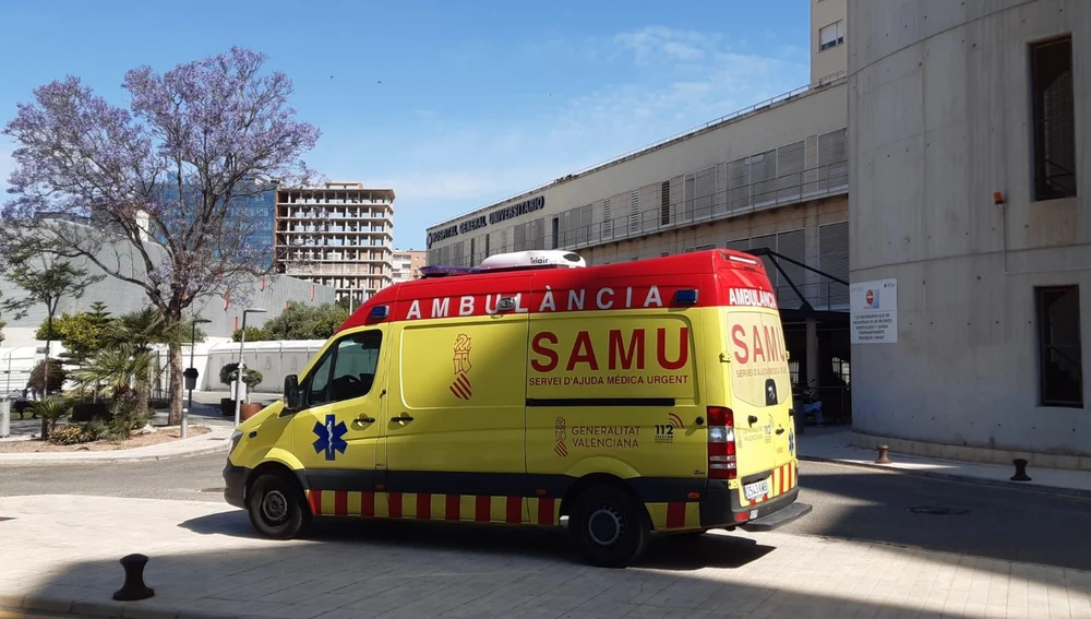 Una unidad del SAMU en el Hospital General de Alicante 