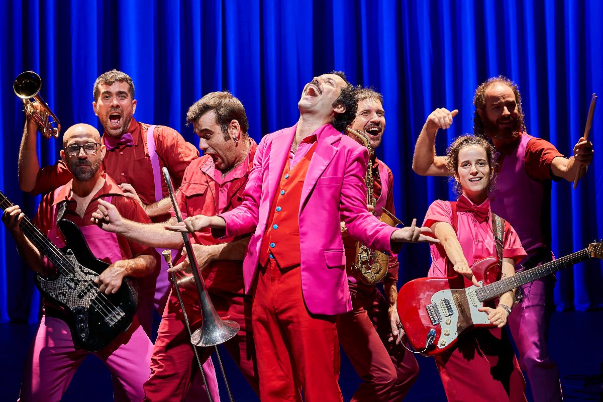 Guillem Albà és un pallasso que omple d’alegria i crítica mordaç l’escenari dels teatres Guillem Albà és un pallasso que omple d’alegria i crítica mordaç l’escenari dels teatres