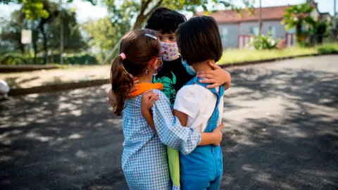Un grupo de niños en el patio de un colegio Coronavirus