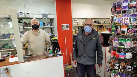 Francisco Fiol, propietario de la papelería Passatemps de la calle Nuredduna de Palma, acompañado por Claudio Valldeperas, cliente habitual y residente en el barrio de Pere Garau Francisco Fiol, propietario de la papelería Passatemps de la calle Nuredduna de Palma, acompañado por Claudio Valldeperas, cliente habitual y residente en el barrio de Pere Garau