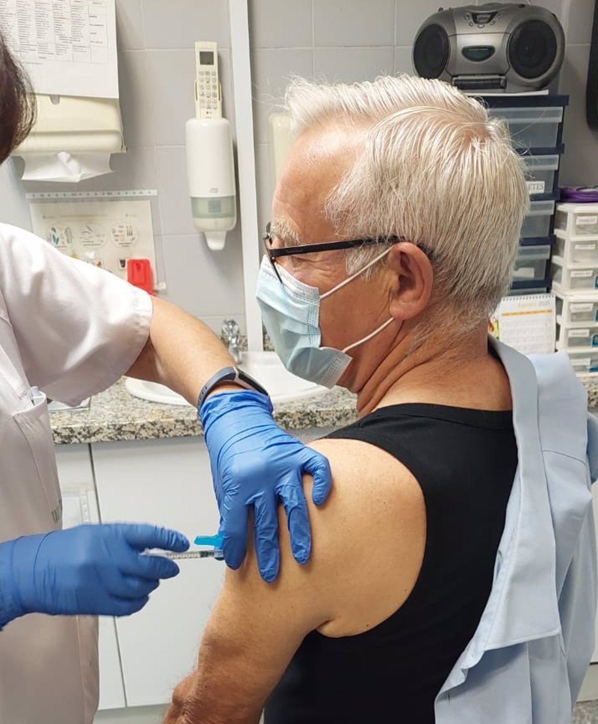 Sanidad vacuna a Joan Ribó a las pocas horas de quejarse porque todavía no le habían citado Sanidad vacuna a Joan Ribó a las pocas horas de quejarse porque todavía no le habían citado