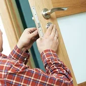 Un cerrajero trabajando en una puerta Un cerrajero trabajando en una puerta