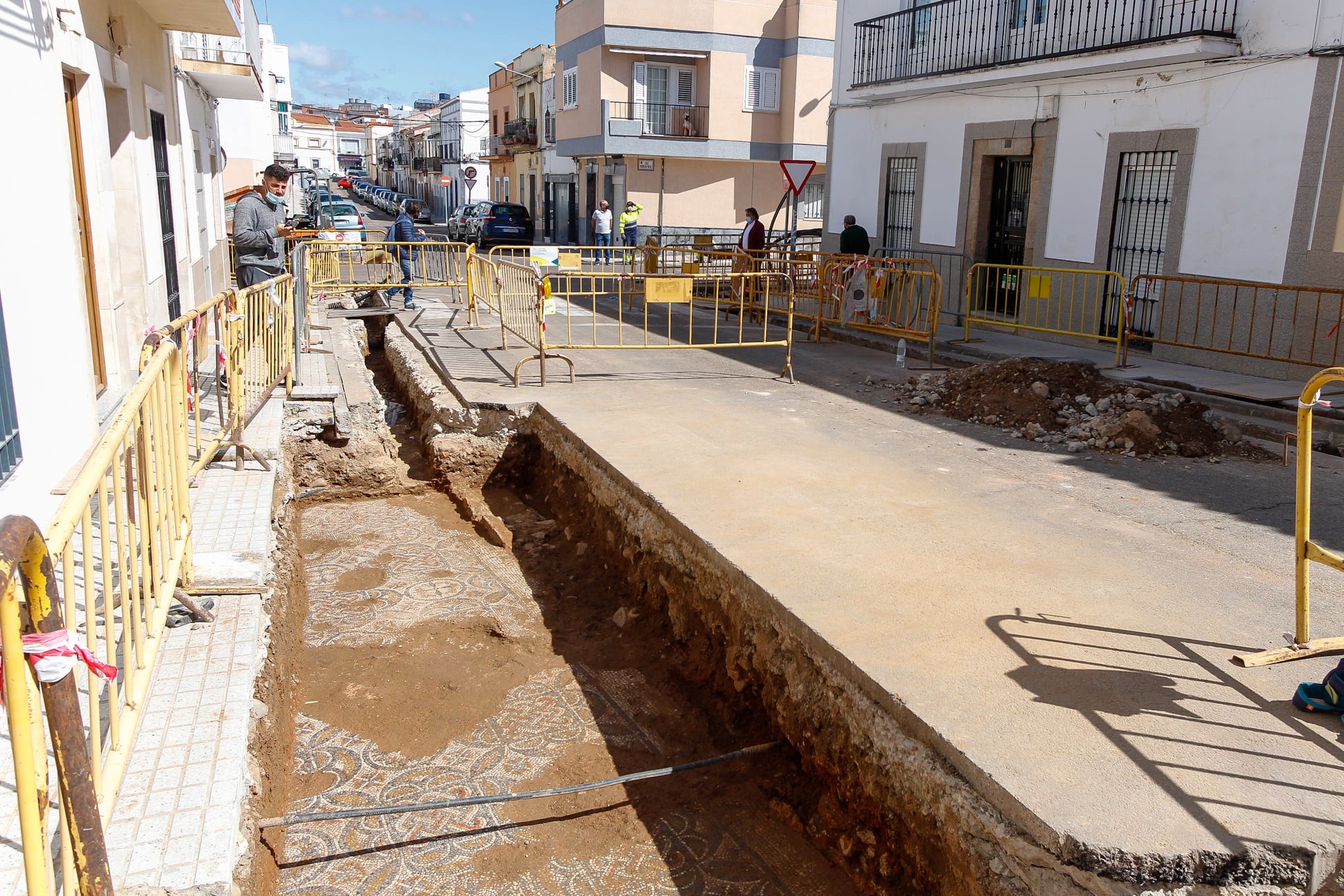 Aparece un mosaico de los primeros siglos d.C mientras se realizan obras para el gas Aparece un mosaico de los primeros siglos d.C mientras se realizan obras para el gas