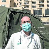 El doctor Joaquín Costán en el hospital de campaña instalado en el parquin del Clínico