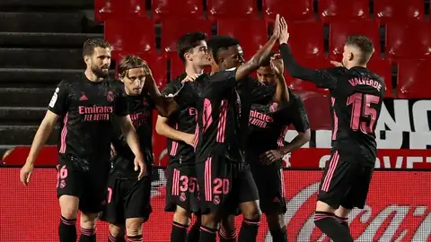 El Real Madrid golea al Granada en Los Cármenes y sigue presionando al Atlético por la Liga El Real Madrid golea al Granada en Los Cármenes y sigue presionando al Atlético por la Liga