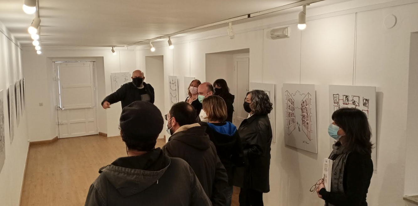 El artista Toño Velasco visitó hoy su muestra "Sinfinados" en Colunga El artista Toño Velasco visitó hoy su muestra "Sinfinados" en Colunga