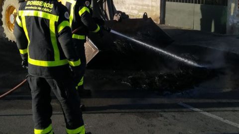 Bomberos de C&aacute;diz actuando sofocando la quema de contenedores en La L&iacute;nea