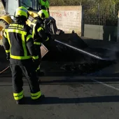 Bomberos de Cádiz actuando sofocando la quema de contenedores en La Línea Bomberos de Cádiz actuando sofocando la quema de contenedores en La Línea
