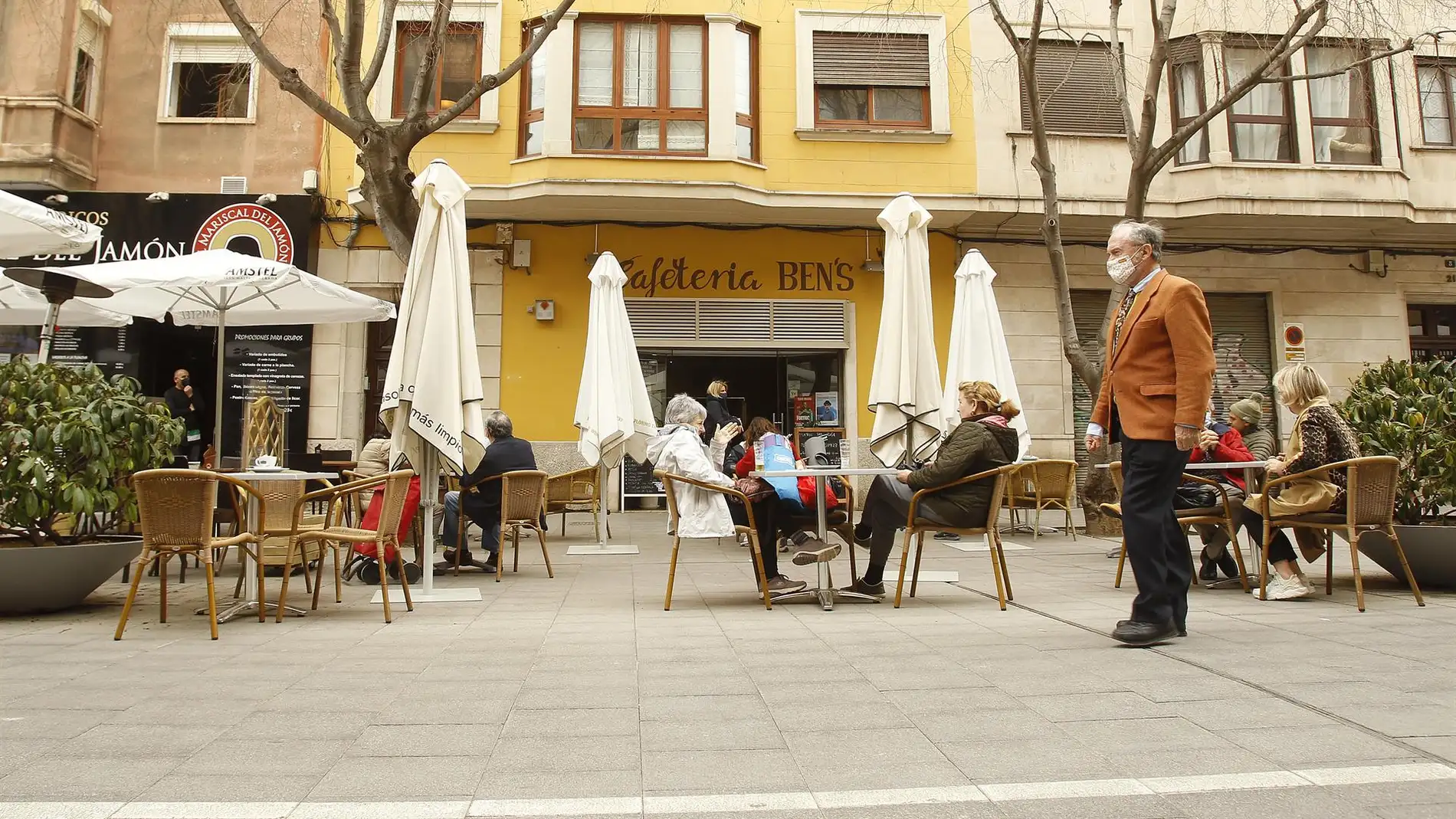 Varias personas llenan las terrazas de bares y restaurantes de Palma, como en esta cafetería de la calle Blanquerna