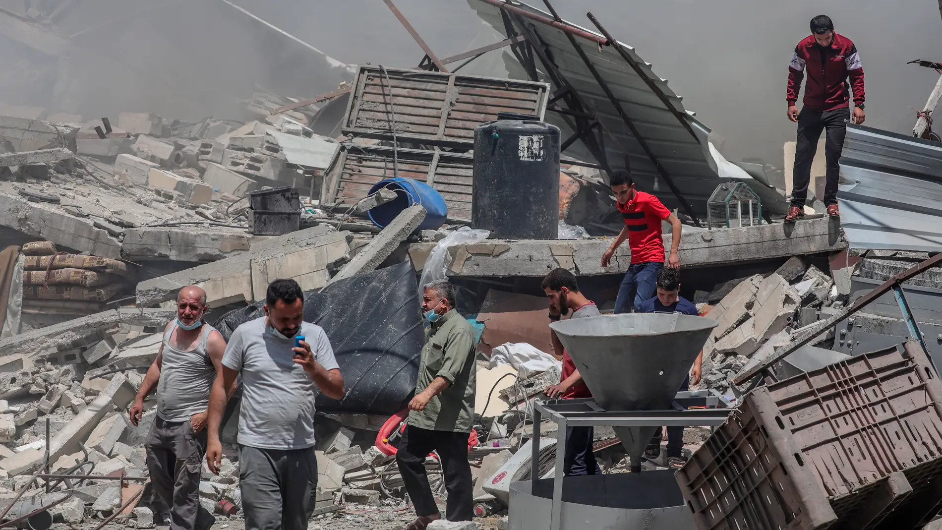 Palestinos inspeccionan las ruinas de sus hogares destruidos en Gaza.