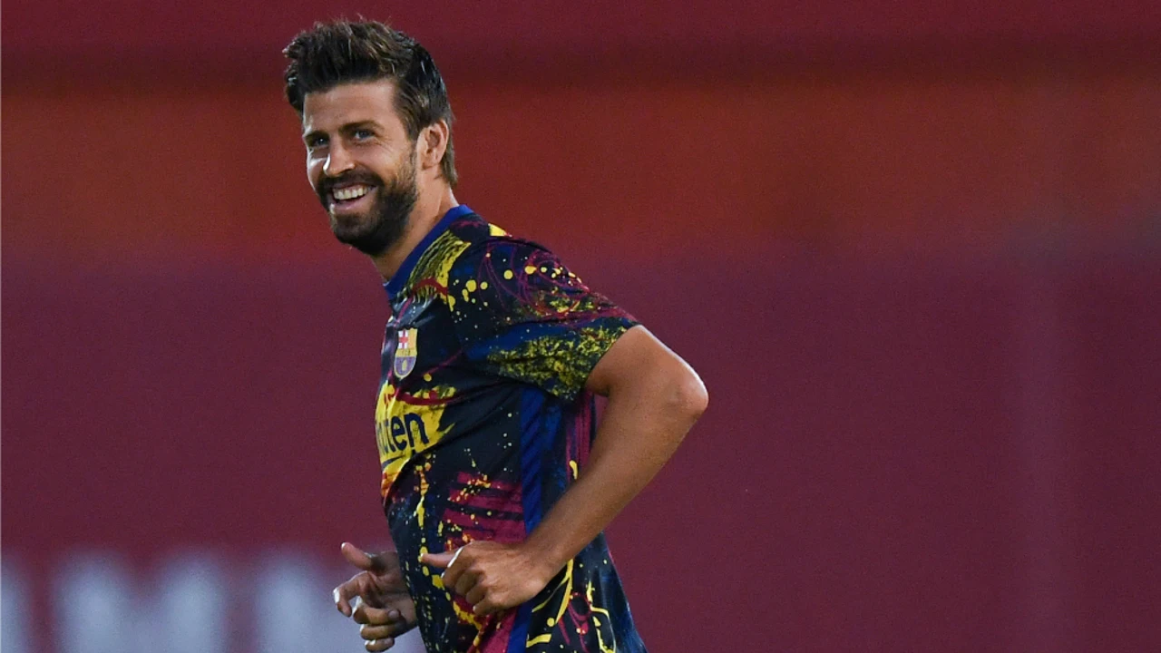 Gerard Piqué sonríe en un entrenamiento con el Barça.