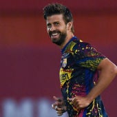 Gerard Piqué sonríe en un entrenamiento con el Barça.