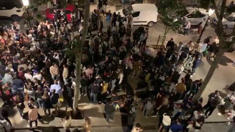 Nuevo botell&oacute;n sin cumplir las medidas sanitarias en el barrio del Born en Barcelona