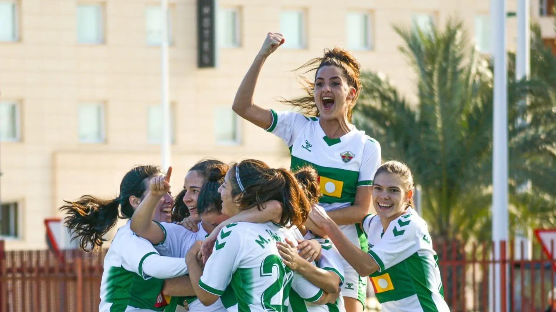 Las jugadoras del Elche CF Femenino celebran un gol en la Ciudad Deportiva.
