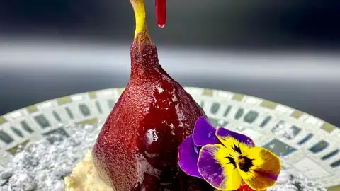 Peras al vino con semifrío de ricota y fresas Peras al vino con semifrío de ricota y fresas