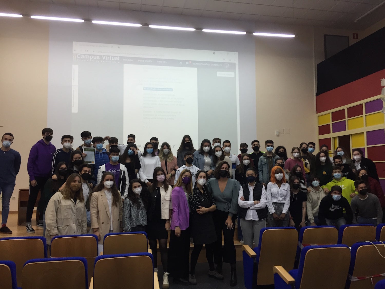 Ocho estudiantes que realizan prácticas de aprendizaje en siete centros rurales de Extremadura comparten su experiencia con alumnos de la UEX Ocho estudiantes que realizan prácticas de aprendizaje en siete centros rurales de Extremadura comparten su experiencia con alumnos de la UEX