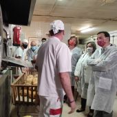 El consejero de Agricultura en su visita a una panadería de La Solana