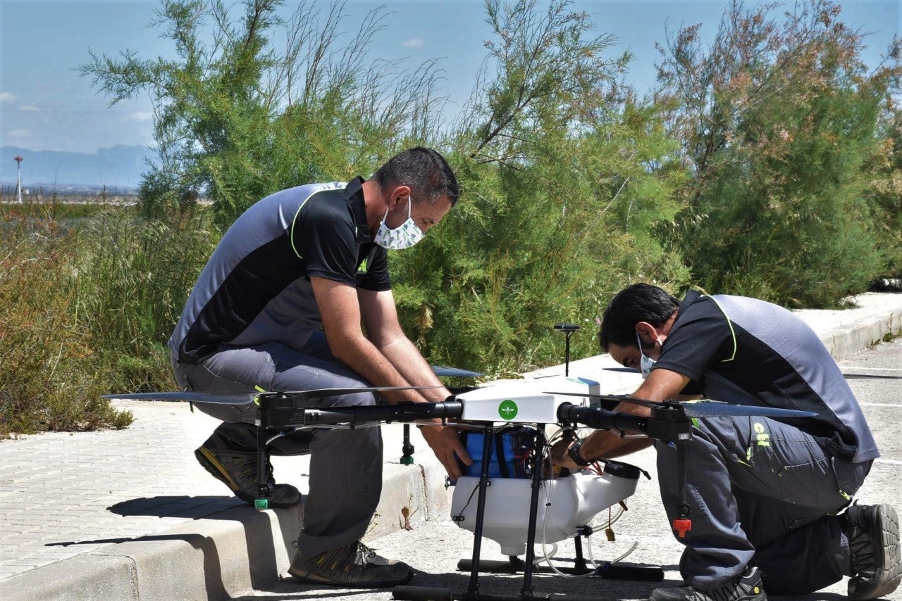 El Ayuntamiento de Elche intensifica la campaña de fumigación para controlar las plagas de mosquitos en el término municipal tras las últimas lluvias El Ayuntamiento de Elche intensifica la campaña de fumigación para controlar las plagas de mosquitos en el término municipal tras las últimas lluvias
