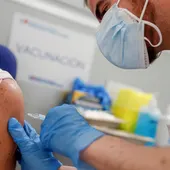Un sanitario aplica una vacuna contra el coronavirus Un sanitario aplica una vacuna contra el coronavirus
