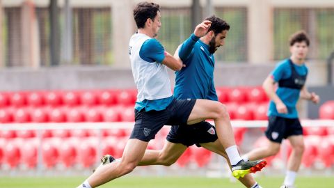 Los jugadores del Athletic Club de Bilbao Vesga y Ra&uacute;l Garc&iacute;a