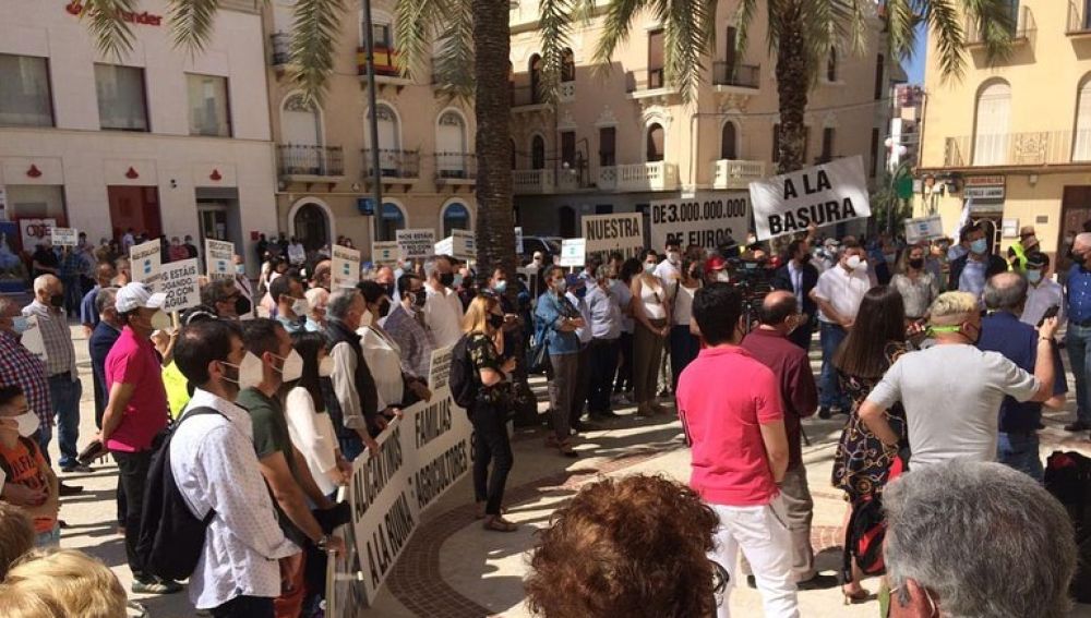 Concentración de regantes en defensa del Tajo-Segura en la Plaça de Baix.