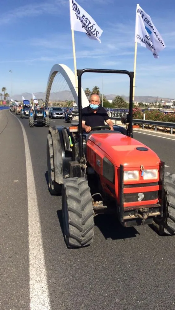 Imagen de archivo de una tractorada en defensa del Tajo-Segura circulando por la Ronda Sur de Elche. Imagen de archivo de una tractorada en defensa del Tajo-Segura circulando por la Ronda Sur de Elche.