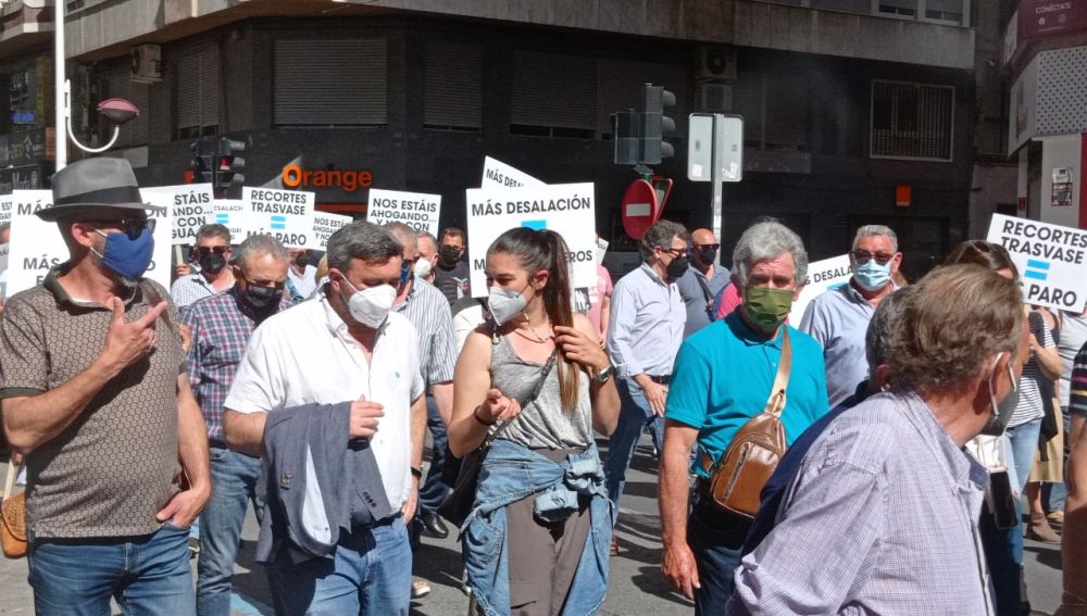 La consellera de Agricultura y el alcalde de Crevillent en la manifestación de regantes en Elche.