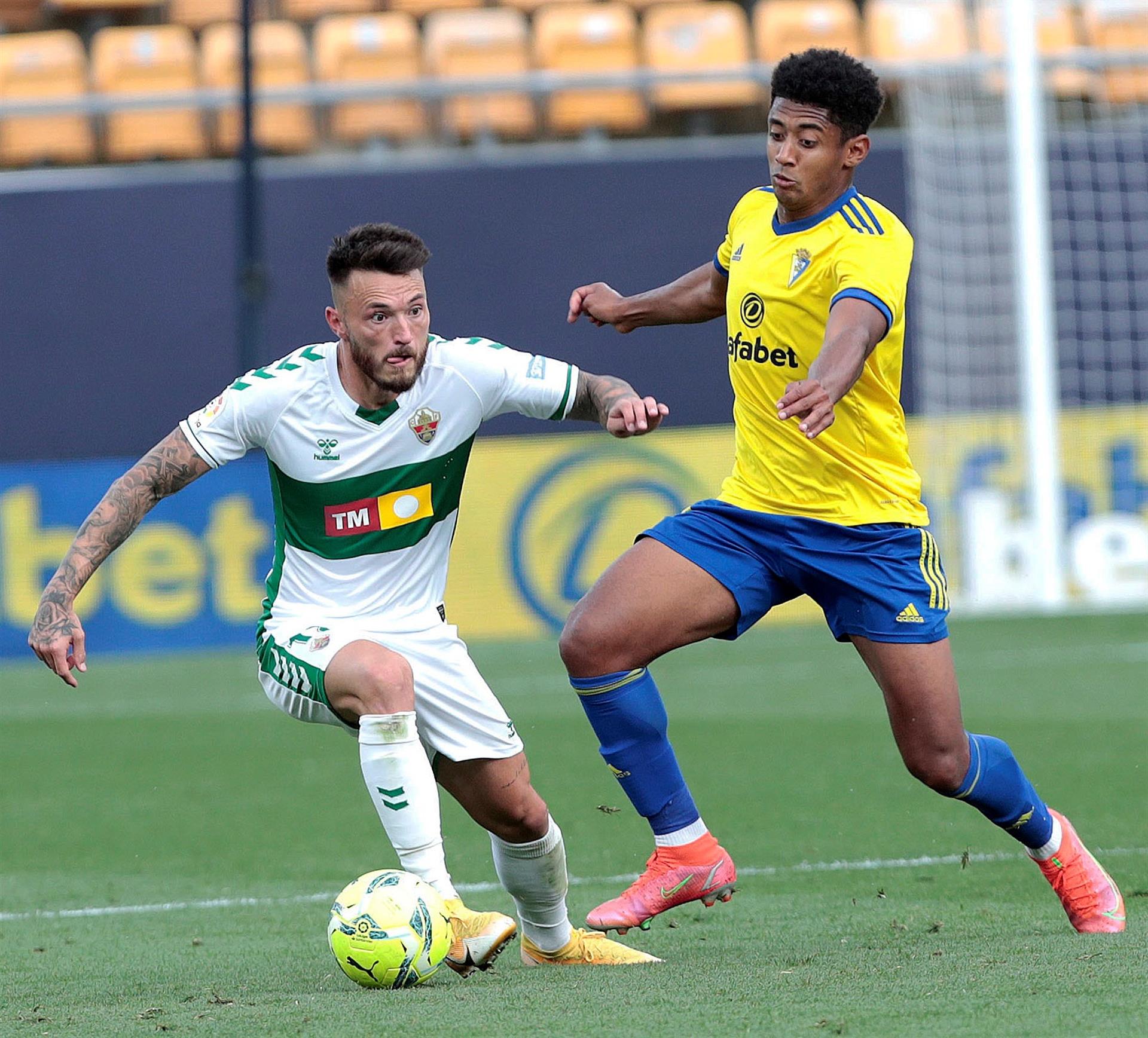 Cádiz 1 - 3 Elche: El Elche sigue con opciones de permanencia tras ganar al Cádiz Cádiz 1 - 3 Elche: El Elche sigue con opciones de permanencia tras ganar al Cádiz
