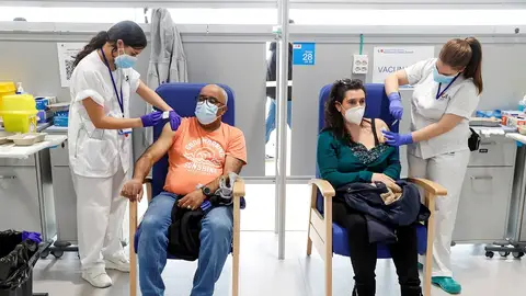 Enfermeras administran vacunas contra el coronavirus en el Zendal Enfermeras administran vacunas contra el coronavirus en el Zendal