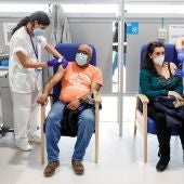 Enfermeras administran vacunas contra el coronavirus en el Zendal