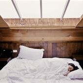 Imagen de archivo de una persona durmiendo en una cama.
