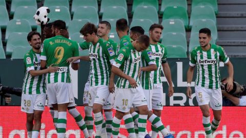 Los jugadores del Real Betis celebran el gol de Borja Iglesias