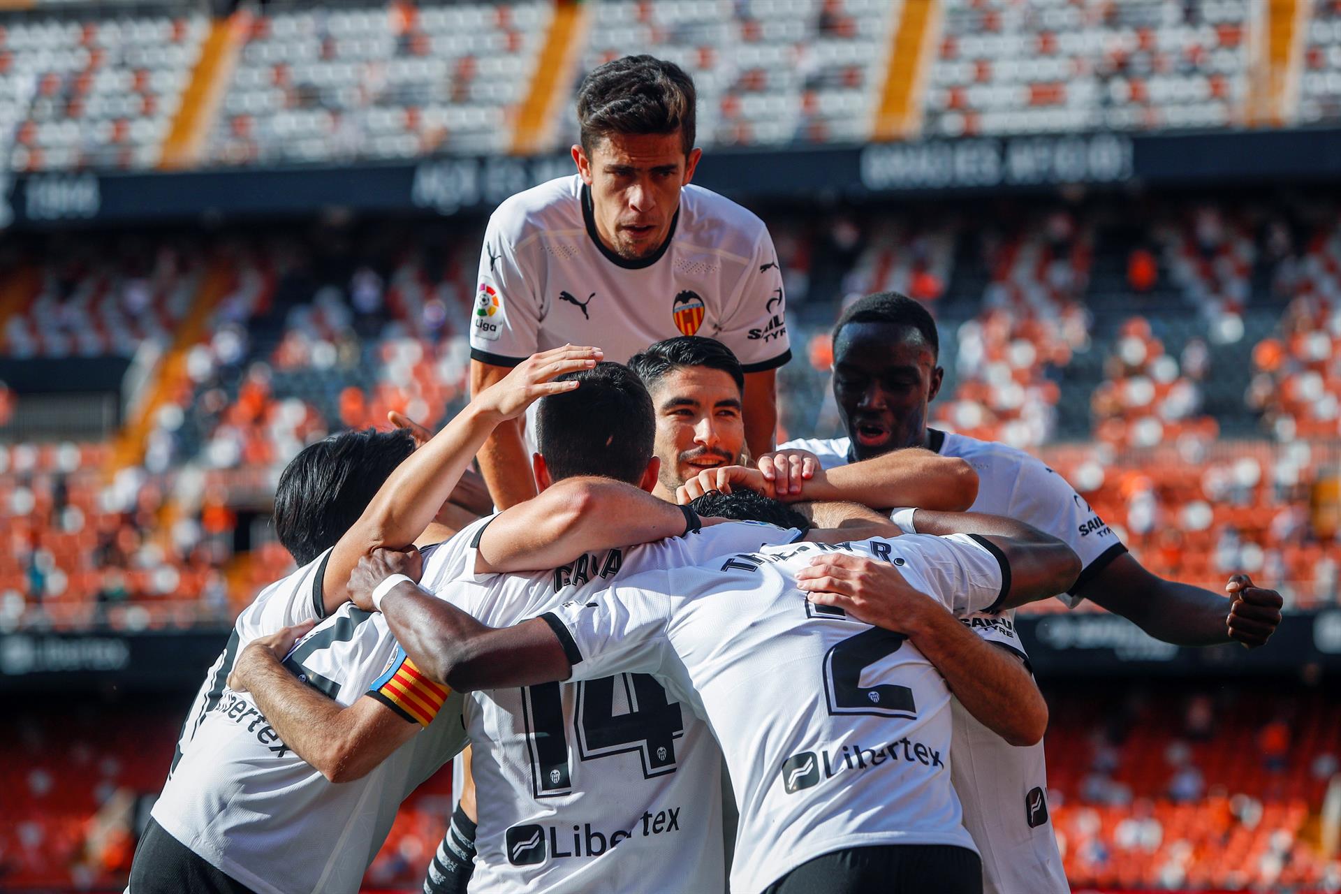 Valencia 4-1 Eibar: El Valencia disfruta con su afición y manda a Segunda al Eibar Valencia 4-1 Eibar: El Valencia disfruta con su afición y manda a Segunda al Eibar