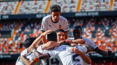 El Valencia disfruta con su afici&oacute;n y manda a Segunda al Eibar 