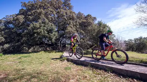 Bicicletas eléctricas en el entorno de la carrasca de Lecina Bicicletas eléctricas en el entorno de la carrasca de Lecina