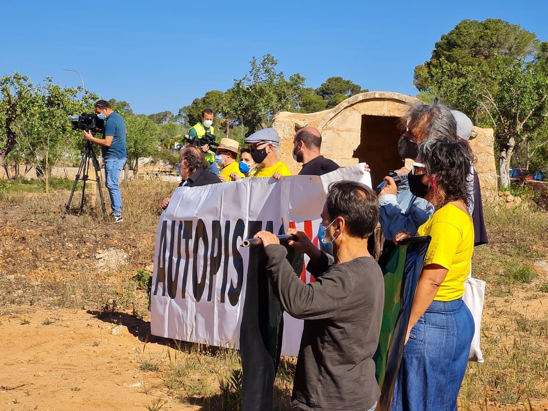 Activistas de la Plataforma Antiautopista protestan durante la inauguración de la vía Llucmajor-Campos Activistas de la Plataforma Antiautopista protestan durante la inauguración de la vía Llucmajor-Campos
