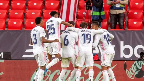 Los jugadores del Real Madrid celebrando un gol Los jugadores del Real Madrid celebrando un gol
