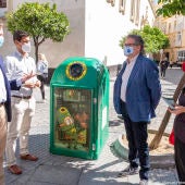 Un 'ejercito de Calvichi's' custodian los contenedores de vidrio del centro de Cádiz