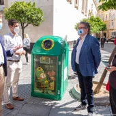 Un 'ejercito de Calvichi's' custodian los contenedores de vidrio del centro de Cádiz Un 'ejercito de Calvichi's' custodian los contenedores de vidrio del centro de Cádiz