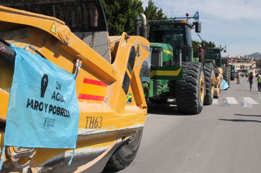 Esta batería de movilizaciones convocadas por el Círculo por el Agua se ha realizado de forma simultánea en múltiples municipios regados por el acueducto de la Región de Murcia y Almería Esta batería de movilizaciones convocadas por el Círculo por el Agua se ha realizado de forma simultánea en múltiples municipios regados por el acueducto de la Región de Murcia y Almería