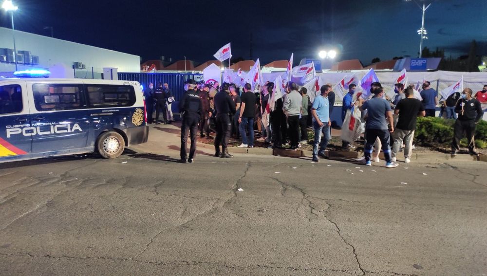 Imágenes de esta madrugada a las puertas de la nave de la empresa 