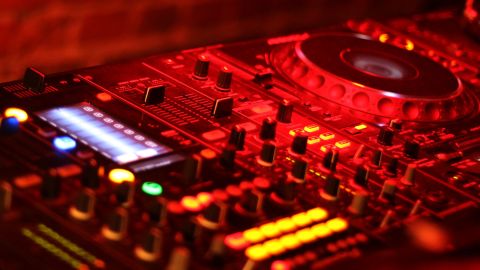 La Polic&iacute;a Local desaloja una discoteca en Elche que alertaba a los clientes con un mando si llegaban los agentes