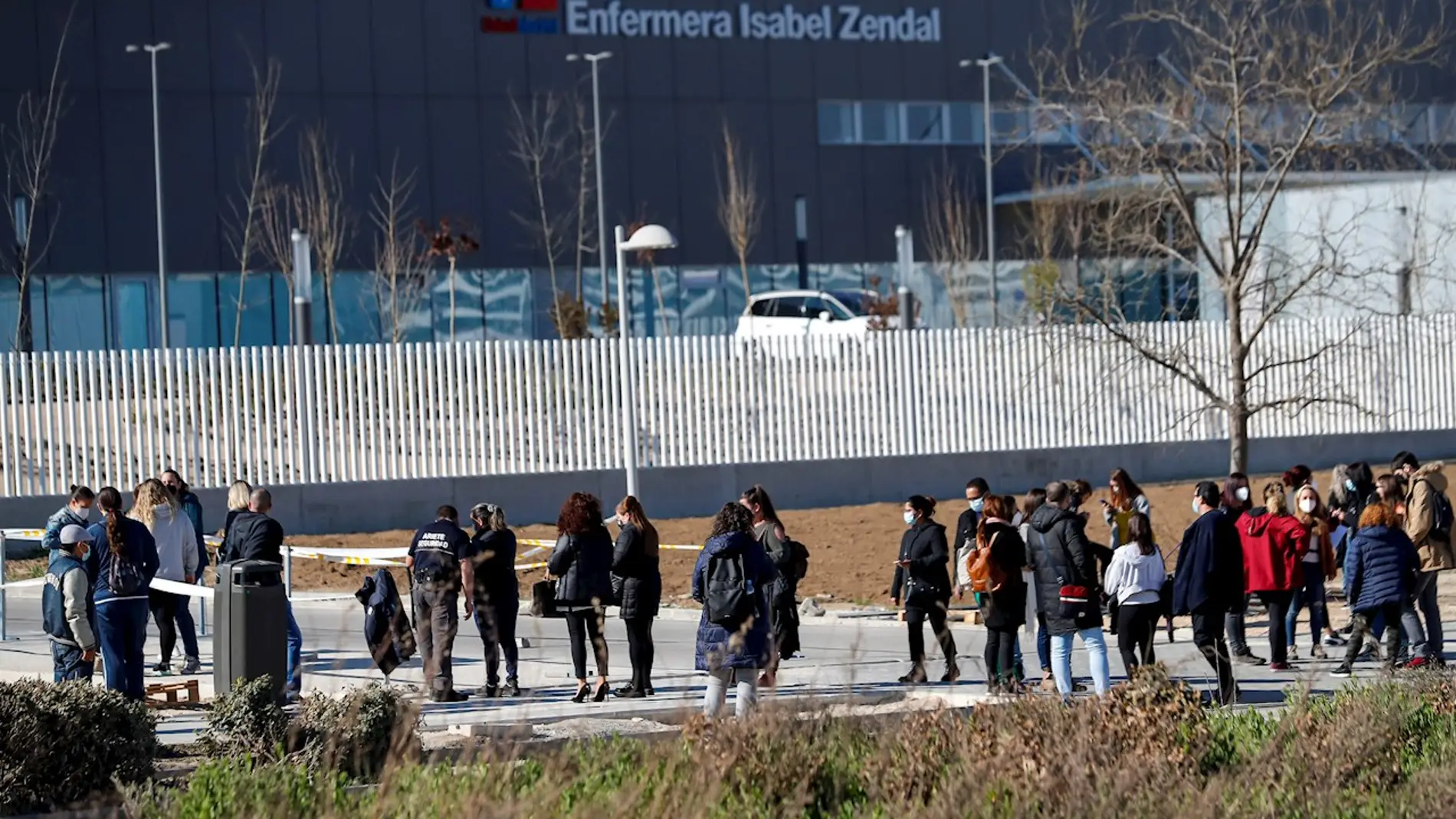  Varias personas esperan a las afueras del Hospital de Emergencias Enfermera Isabel Zendal de Madrid, para ser vacunadas
